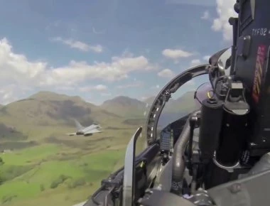 Πτήση μέσα από το πιλοτήριο με ένα Eurofighter Typhoon στο φημισμένο Mach loop